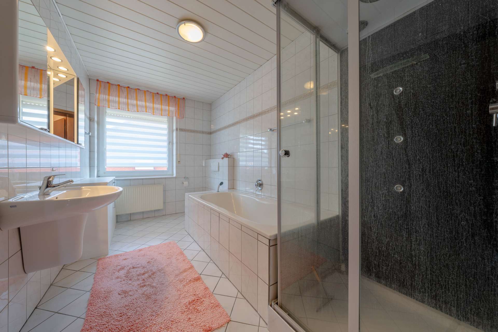 Haus links OG Badezimmer