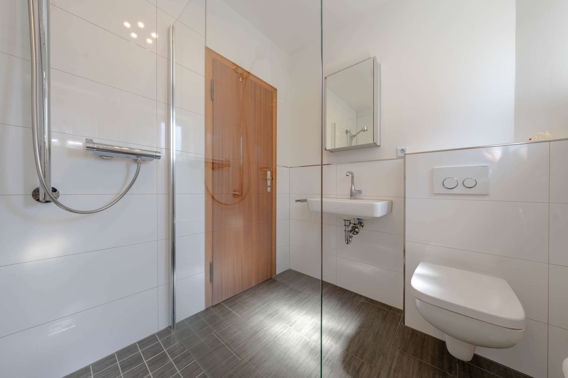 Haus rechts EG Badezimmer