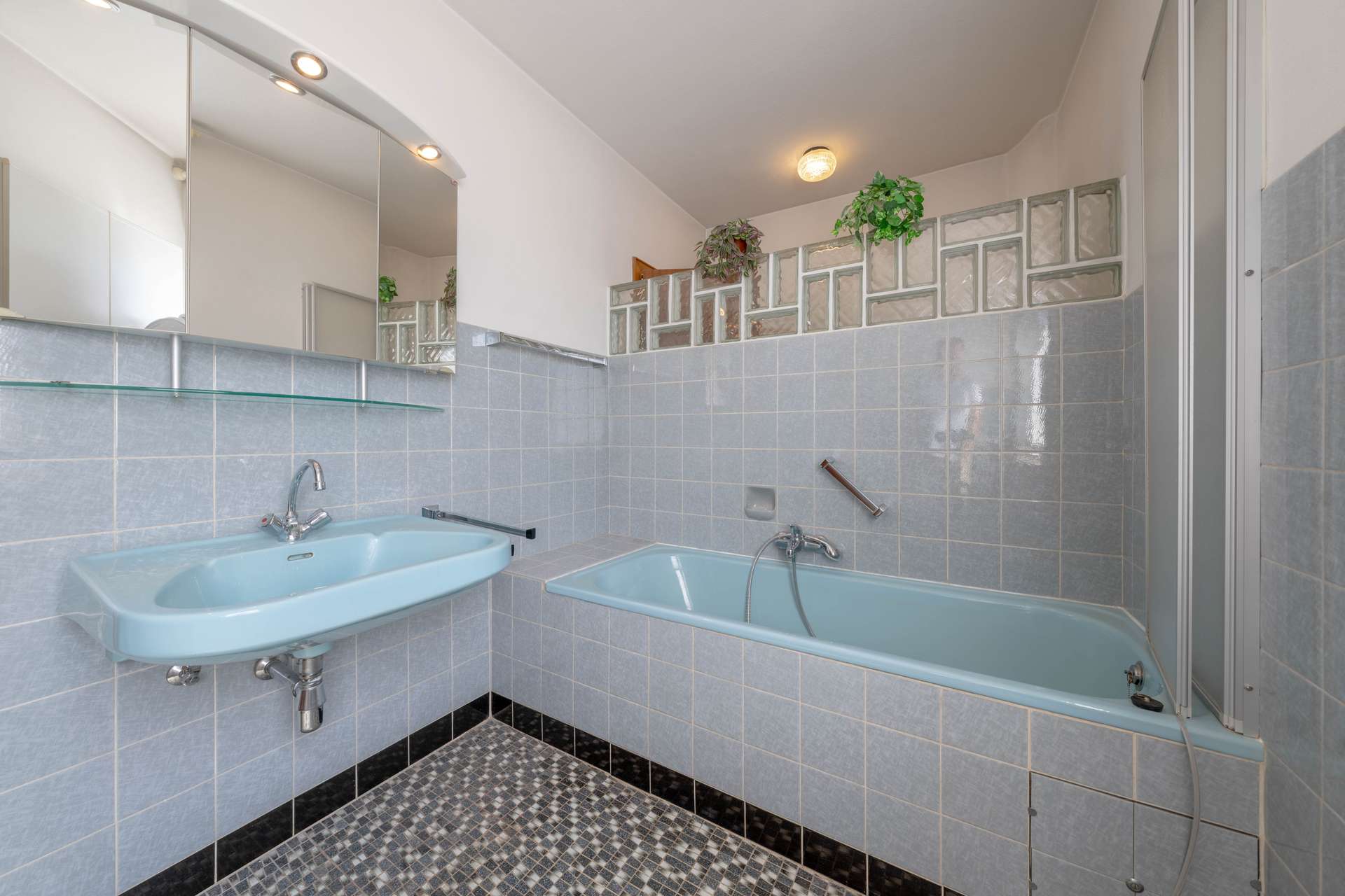 Haus rechts OG Badezimmer