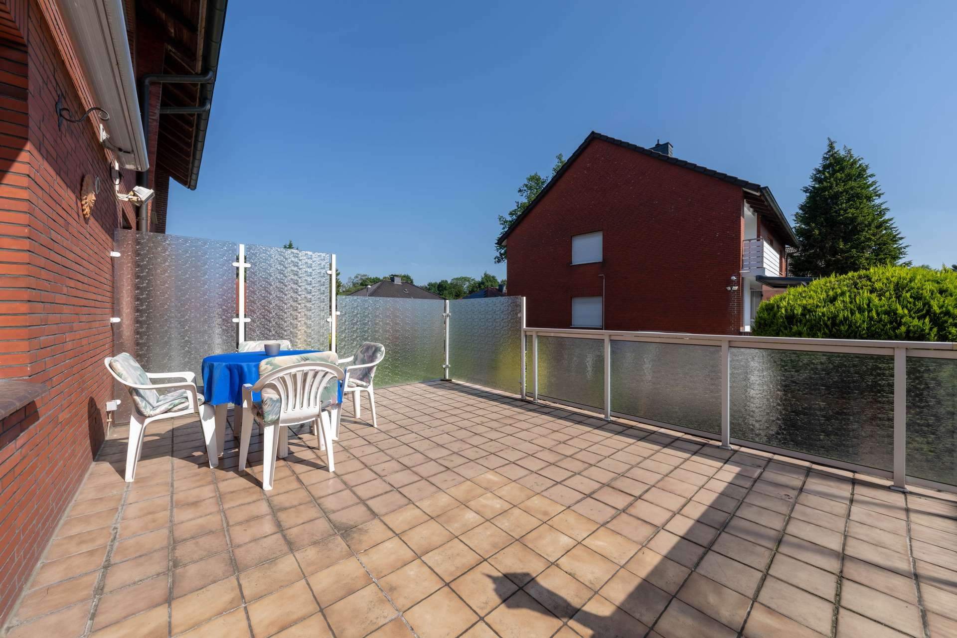 Haus rechts Terrasse