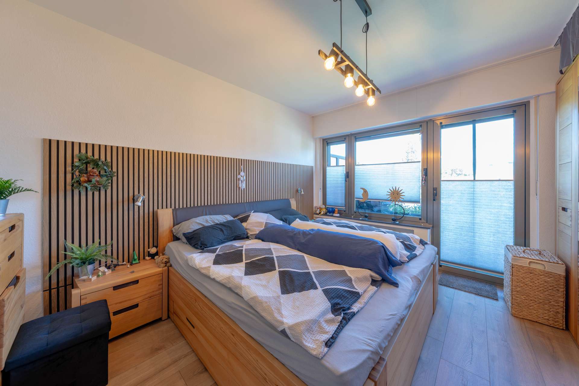OG re. Schlafzimmer